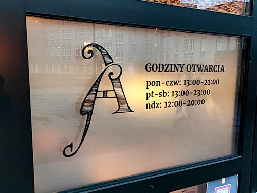 Folia szroniona na witrynę Twojej firmy